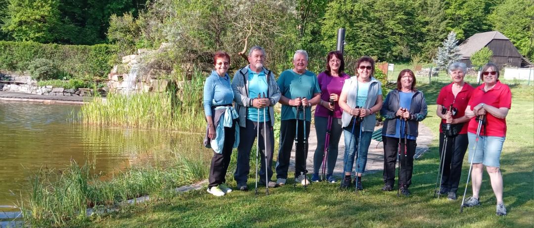 Bild enthält, Pond, Grass, Park, Vegetation, People, Scenery, Tree, Pants, Woodland, Portrait