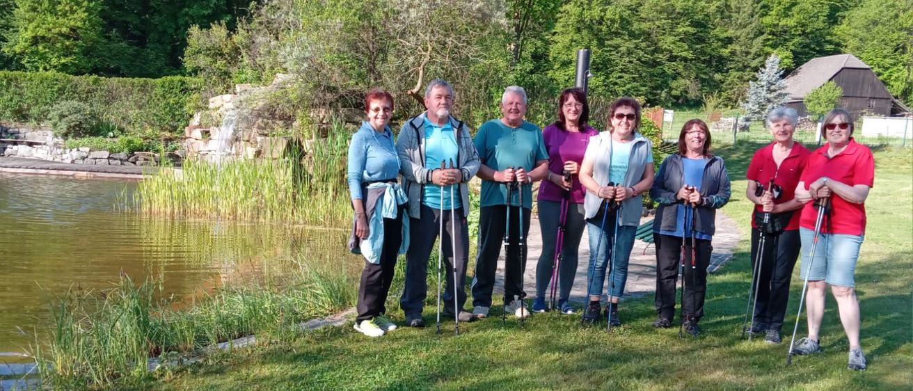 Bild enthält, Pond, Grass, Park, Vegetation, People, Scenery, Tree, Pants, Woodland, Portrait