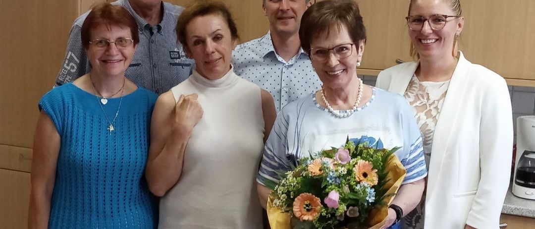 Bild enthält, Blouse, Flower, Flower Arrangement, Flower Bouquet, Photography, Portrait, Necklace, People, Pants, Potted Plant