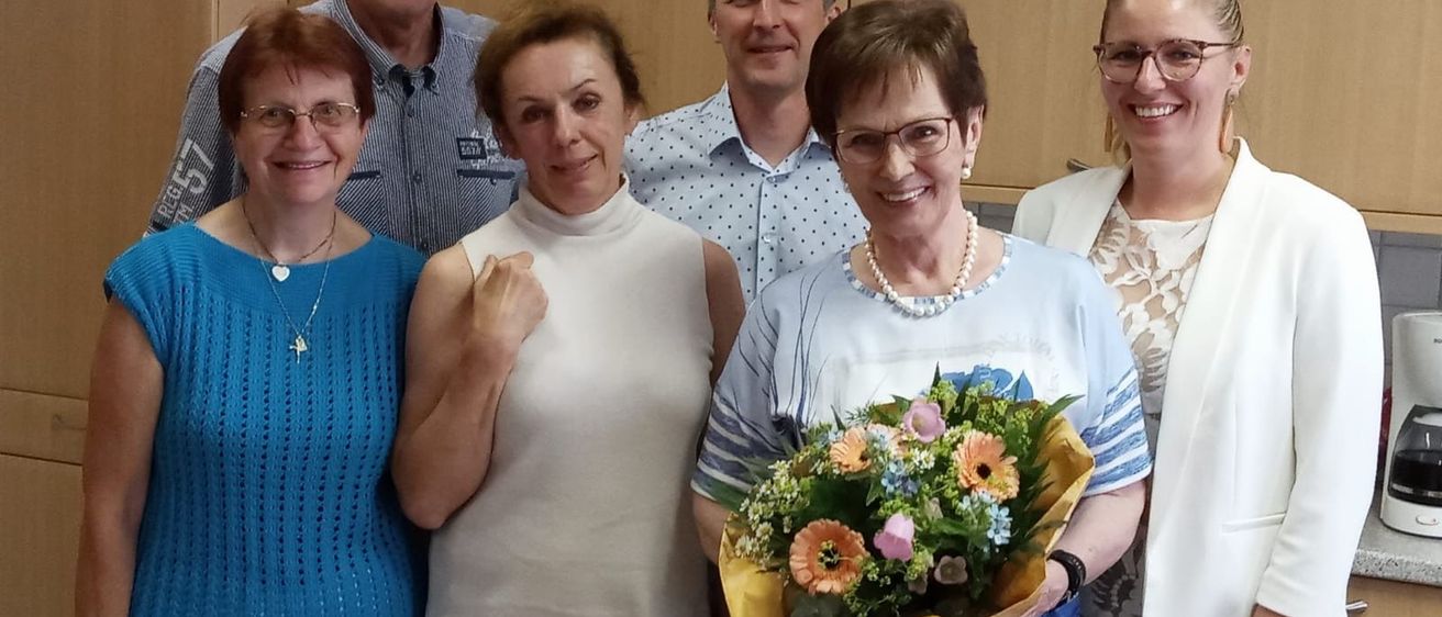 Bild enthält, Blouse, Flower, Flower Arrangement, Flower Bouquet, Photography, Portrait, Necklace, People, Pants, Potted Plant