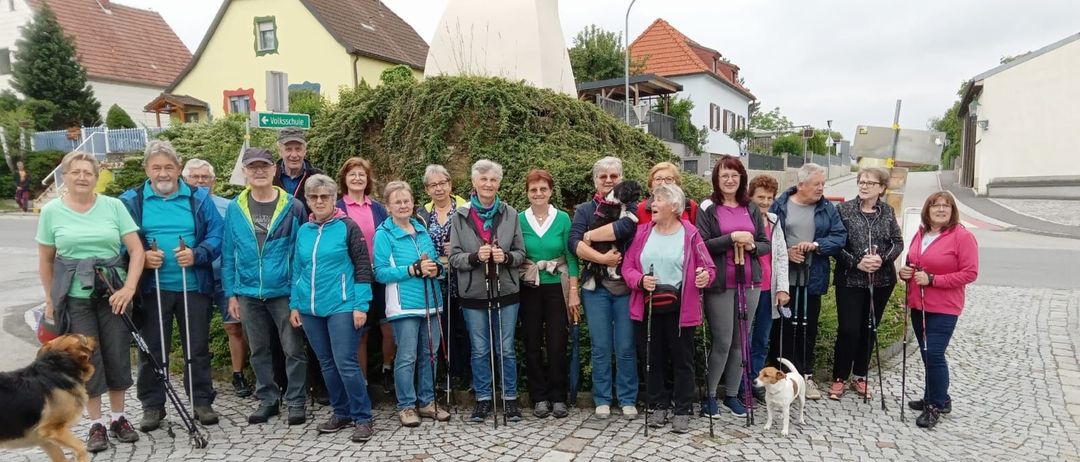Bild enthält, People, Person, Shelter, Groupshot, Dog, Adult, Male, Man, Pants, Neighborhood