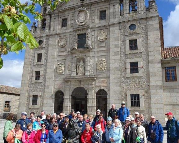 Bild enthält, Building, Cathedral, Pants, Bell Tower, People, Person, Fortress, City, College, Man