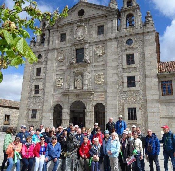 Bild enthält, Building, Cathedral, Pants, Bell Tower, People, Person, Fortress, City, College, Man