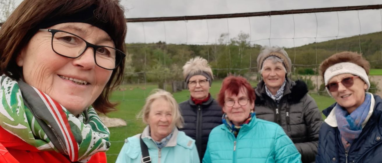 Bild enthält, Coat, Jacket, Glasses, Person, Photography, Portrait, Adult, Female, Woman, People