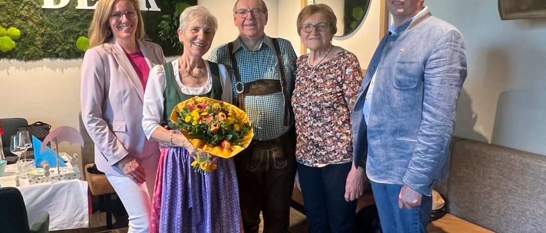 Bild enthält, Pants, People, Person, Groupshot, Flower, Flower Arrangement, Flower Bouquet, Adult, Male, Man