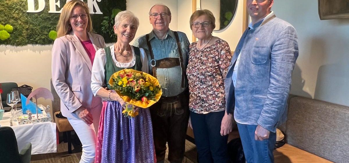 Bild enthält, Pants, People, Person, Groupshot, Flower, Flower Arrangement, Flower Bouquet, Adult, Male, Man