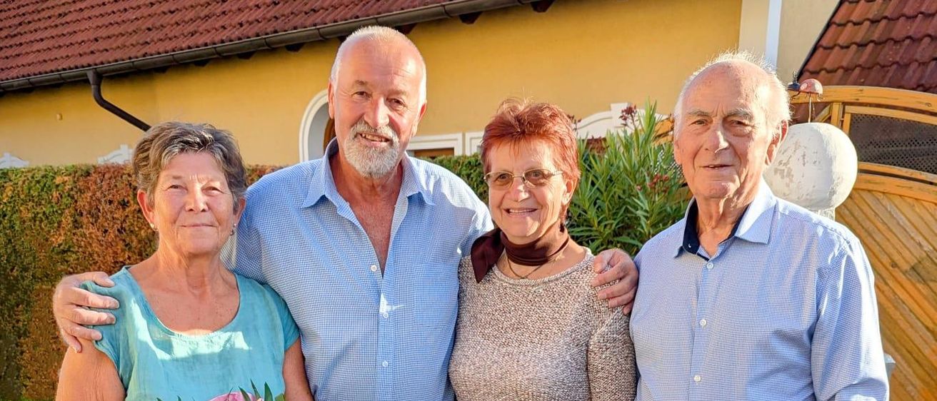 Bild enthält, Flower, Flower Arrangement, Flower Bouquet, Photography, Portrait, Pants, Potted Plant, Blouse, Grass, People