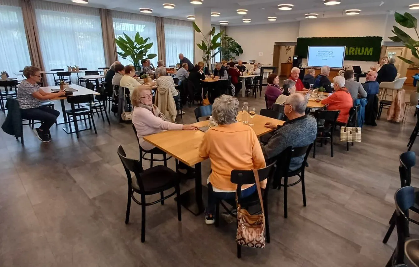 Cafeteria, Indoors, Restaurant, Lounge, People, Person, Adult, Female, Woman, Man