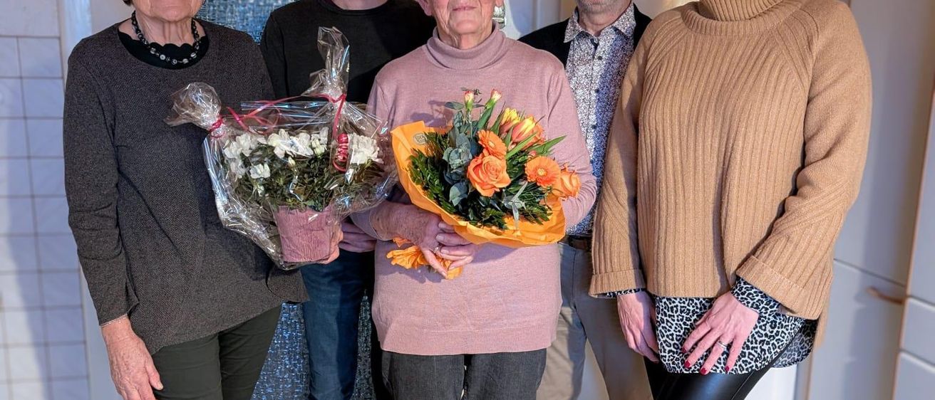 Bild enthält, Flower, Flower Arrangement, Flower Bouquet, Pants, People, Person, Sweater, Adult, Male, Man