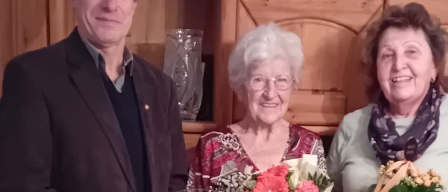 Bild enthält, Flower, Flower Arrangement, Flower Bouquet, Rose, Person, Adult, Male, Man, Pants, Potted Plant