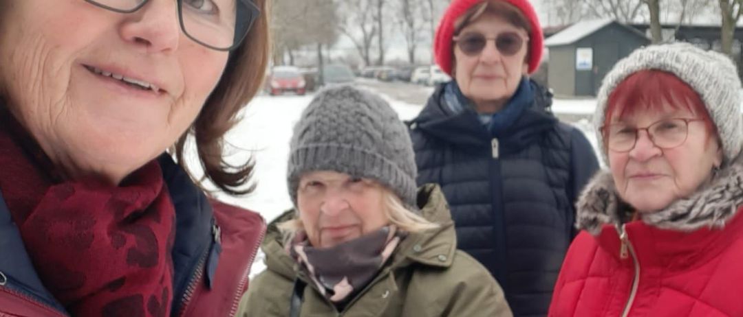 Bild enthält, Coat, Jacket, Cap, Hat, Photography, Portrait, Hood, Glasses, People, Glove