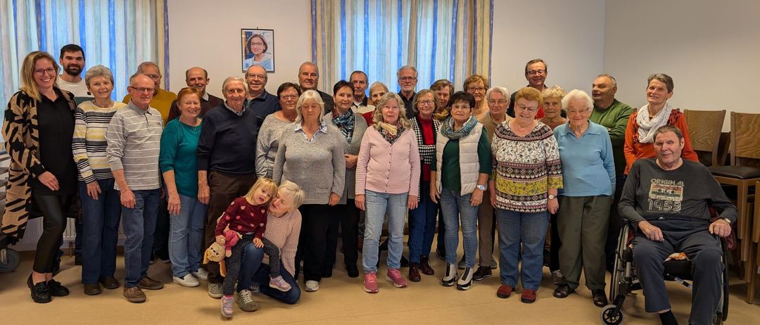 Bild enthält, Pants, People, Person, Adult, Female, Woman, Groupshot, Jeans, Male, Man