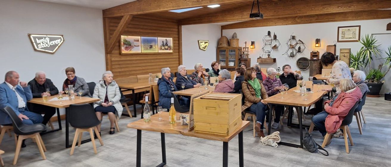 Bild enthält, Cafeteria, Indoors, Restaurant, People, Person, Cafe, Adult, Male, Man, Wood