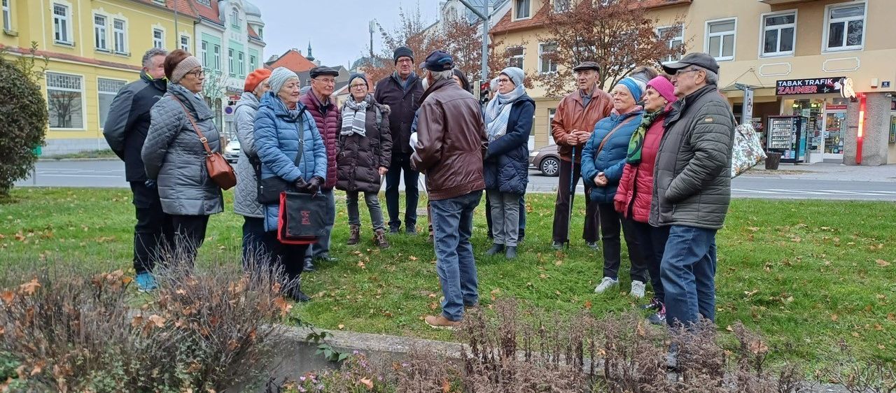 Bild enthält, Neighborhood, Coat, Person, Jacket, Walking, Bag, Handbag, Traffic Light, Shoe, College