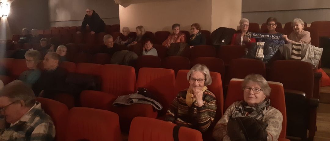 Bild enthält, People, Person, Adult, Female, Woman, Cinema, Male, Man, Indoors, Glasses