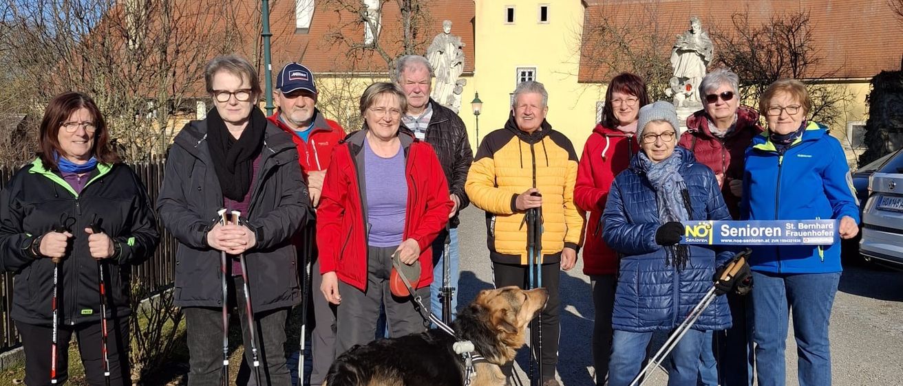 Bild enthält, People, Person, Glove, Adult, Male, Man, Coat, Jacket, Dog, Shoe