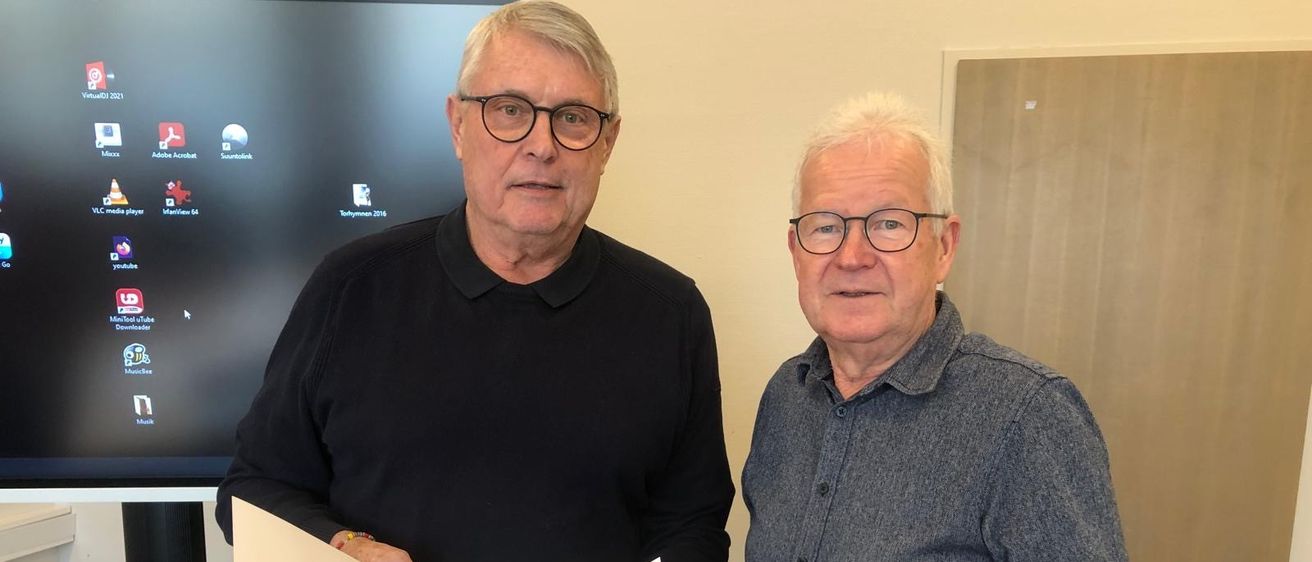 Bild enthält, Adult, Male, Man, Person, Pants, Monitor, Face, Glasses, Text, Table