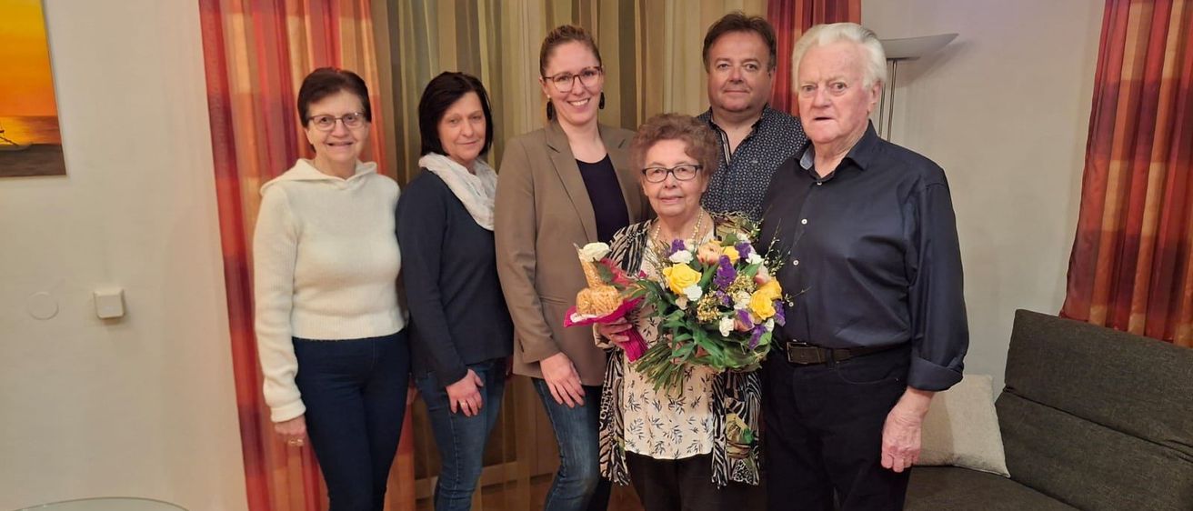 Bild enthält, Potted Plant, Flower Arrangement, Flower Bouquet, Pants, Blazer, Living Room, Portrait, Blouse, People, Couch