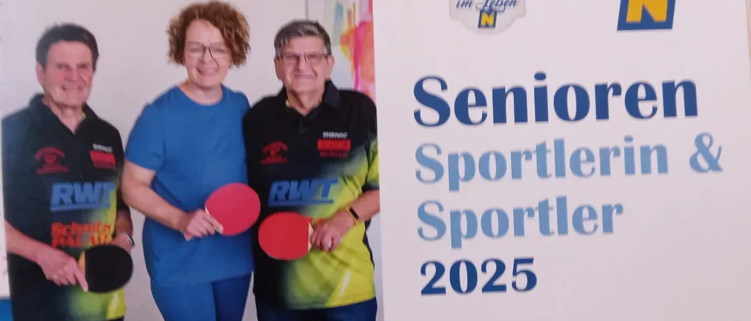 Drei Personen stehen vor einem Tischtennistisch, lächeln und halten Schläger. Ein Banner im Hintergrund zeigt 'Senior Sportler Sportlerin 2025' und 'EINLADU'.