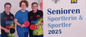 Drei Personen stehen vor einem Tischtennistisch, lächeln und halten Schläger. Ein Banner im Hintergrund zeigt 'Senior Sportler Sportlerin 2025' und 'EINLADU'.