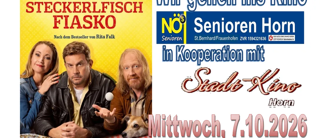 Poster für die deutsche Komödie 'Stecherfischfiasko' mit drei Schauspielern und einem Hund, auf einem rot-weiß karierten Tischtuch. Der Plakat enthält ein Kinostartdatum vom 7. Oktober 2026 und eine Zeit von 17 Uhr. Das Plakat enthält auch einen Handlungsaufruf zum Kauf von Tickets im Stadtkino Horn.
