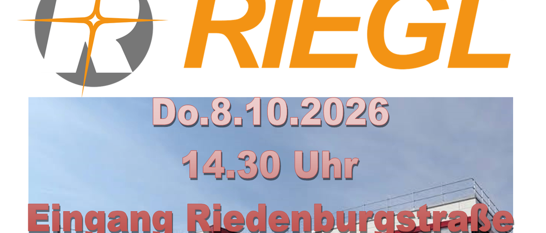 Werbeanzeige für einen Fabrikbesuch am 8. Oktober 2026 um 14:30 Uhr. Das Gebäude ist modern mit rot-weißem Farbschema. Ein Auto ist vor dem Gebäude geparkt. Kontaktieren Sie Wolfgang Welser für weitere Informationen.