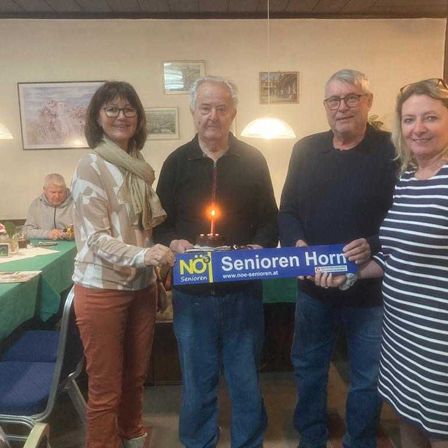 Bild enthält, Dining Room, Dining Table, Table, People, Person, Pants, Photography, Portrait, Adult, Woman