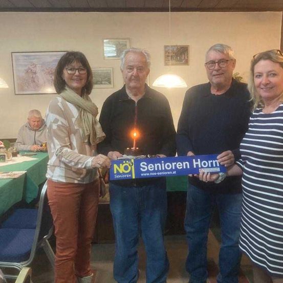 Bild enthält, Dining Room, Dining Table, Table, People, Person, Pants, Photography, Portrait, Adult, Woman