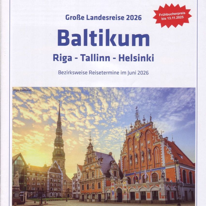 Ein Reiseprospekt für eine baltische Reise 2026 zeigt Riga, Tallinn und Helsinki mit einem Sonnenuntergangshintergrund und historischen Gebäuden.