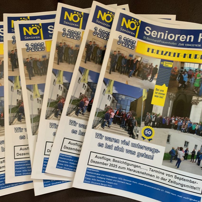 Eine Sammlung von Zeitschriften mit blauen und gelben Umschlägen. Die Zeitschriften sind mit 'Senioren' und Daten wie '3-2025' und '3-2024' betitelt. Sie zeigen Bilder von Menschengruppen und Gebäuden. Die Zeitschrift rechts hat einen blauen Aufkleber mit der Nummer '50'.