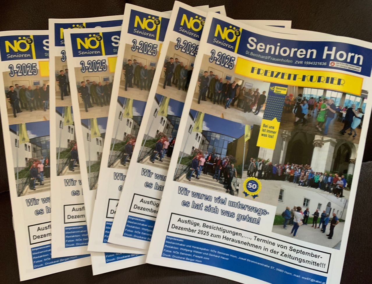 Eine Sammlung von Zeitschriften mit blauen und gelben Umschlägen. Die Zeitschriften sind mit 'Senioren' und Daten wie '3-2025' und '3-2024' betitelt. Sie zeigen Bilder von Menschengruppen und Gebäuden. Die Zeitschrift rechts hat einen blauen Aufkleber mit der Nummer '50'.