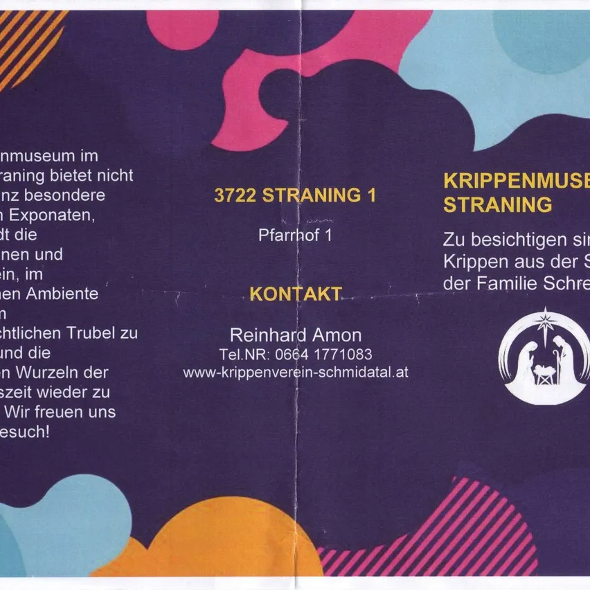 Postkarte mit einem Krippenmuseum, das Besucher einlädt, eine ruhige Atmosphäre zu genießen, Frieden zu finden und die Wurzeln der Familie wiederzuentdecken. Kontaktieren Sie Reinhard Amon, Tel. Nr.: 0664 1771083, und besuchen Sie www.krippenverein-schmidatal.at.