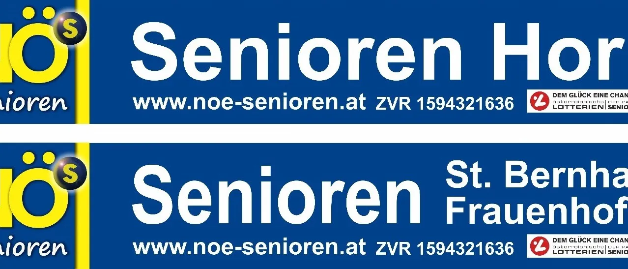 Blaues Schild mit weißem Text. Der Text liest sich oben 'Senioren' und unten 'www.noe-senioren.at ZVR 159432163'. Der gleiche Text erscheint im unteren Teil des Schildes.