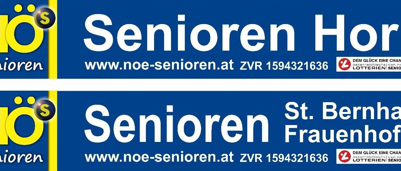 Blaues Schild mit weißem Text. Der Text liest sich oben 'Senioren' und unten 'www.noe-senioren.at ZVR 159432163'. Der gleiche Text erscheint im unteren Teil des Schildes.