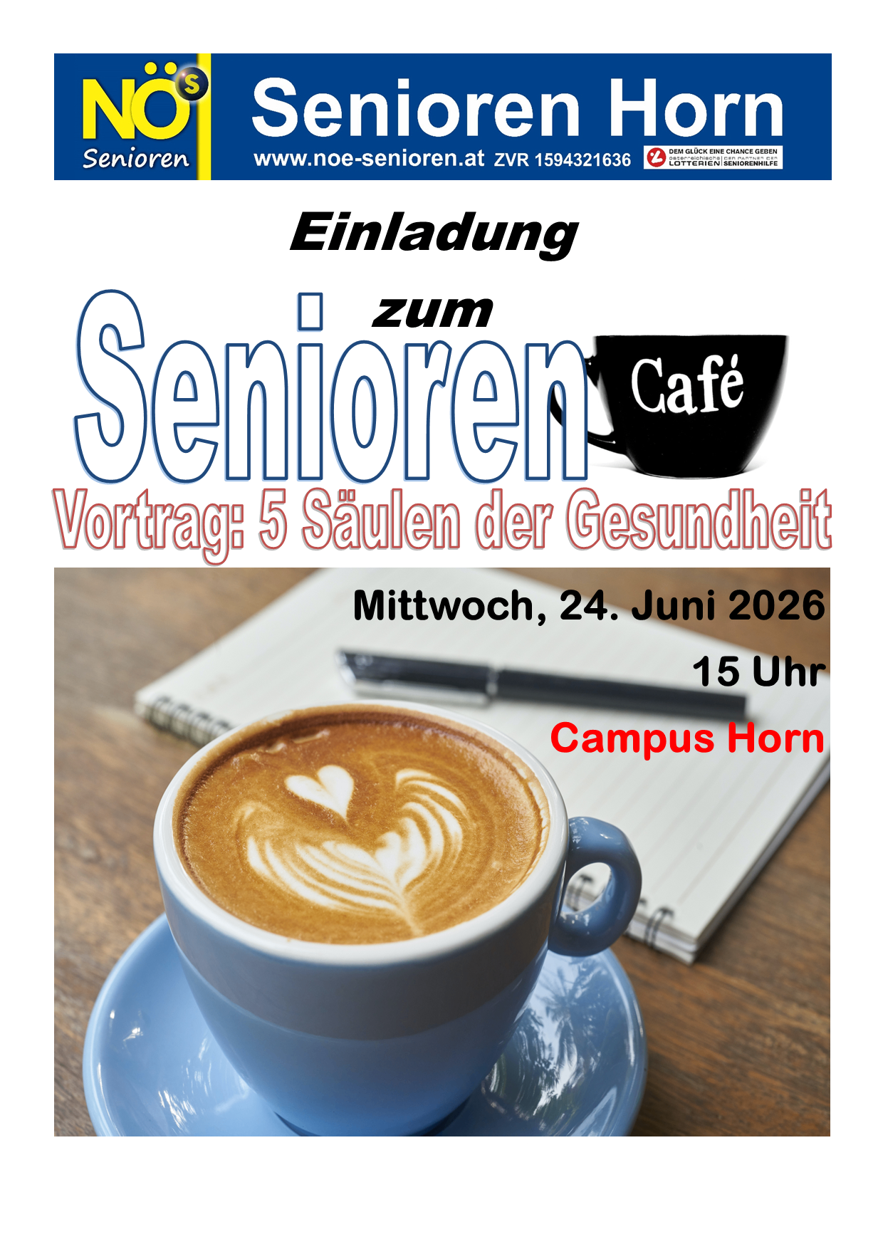 Einladung zum Senioren Café mit einem Vortrag über die 5 Säulen der Gesundheit. Datum: Mittwoch, 24. Juni 2026 um 15 Uhr auf dem Campus Horn. Eine Tasse Kaffee mit Herzensdesign steht auf einer Untertasse auf einem Holztisch.