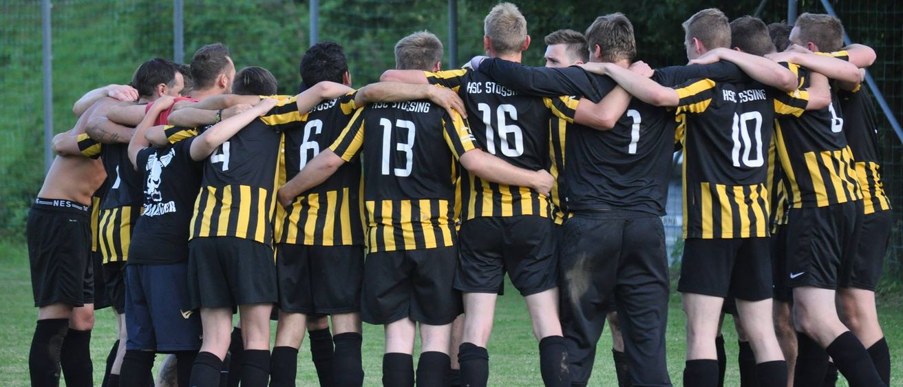 Bild enthält, People, Person, Crowd, Huddle, Clothing, Skirt, Shorts, Shoe, Team, Sword