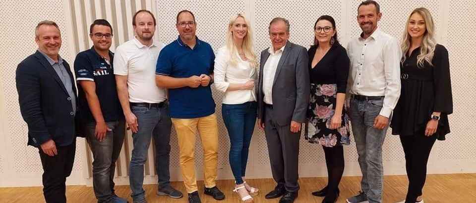 Bild enthält, Groupshot, Person, Adult, Male, Man, Coat, Female, Woman, People, Glasses