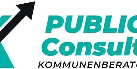 Das Logo von Public Consulting zeigt ein stilisiertes 'X'-Symbol und einen aufwärts gerichteten Pfeil, mit dem Text 'PUBLIC CONSULTING' darüber und 'KOMMUNENBERATUNG' darunter auf Deutsch.