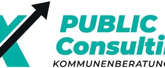 Das Logo von Public Consulting zeigt ein stilisiertes 'X'-Symbol und einen aufwärts gerichteten Pfeil, mit dem Text 'PUBLIC CONSULTING' darüber und 'KOMMUNENBERATUNG' darunter auf Deutsch.