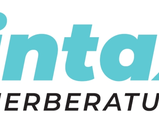Das Bild zeigt das blaue und schwarze Logo von Intax Feuerberatung, einem Unternehmen, das Brandschutzberatungsdienstleistungen anbietet.