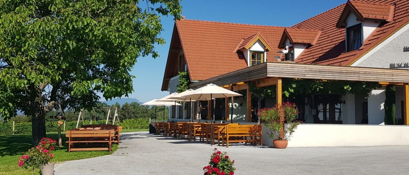 Bild enthält, Building, Hotel, Resort, Outdoors, Scenery, Plant, Housing, House, Villa, Bench