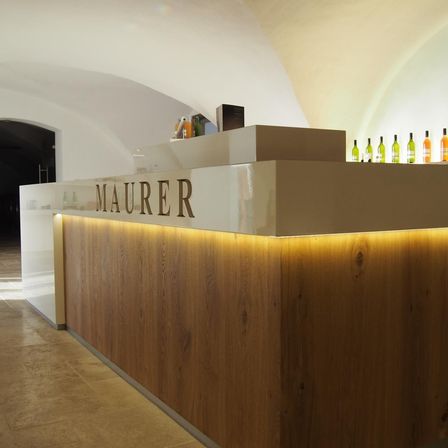 Bild enthält, Floor, Flooring, Table, Indoors, Interior Design, Wood, Reception, Market, Shop, Grocery Store