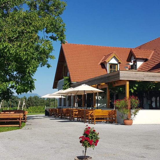 Bild enthält, Building, Hotel, Resort, Outdoors, Scenery, Plant, Housing, House, Villa, Bench