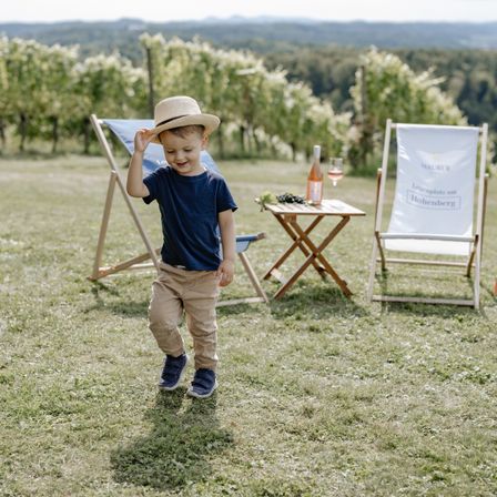Bild enthält, Grass, Hat, Sun Hat, Boy, Child, Male, Person, Nature, Outdoors, Chair