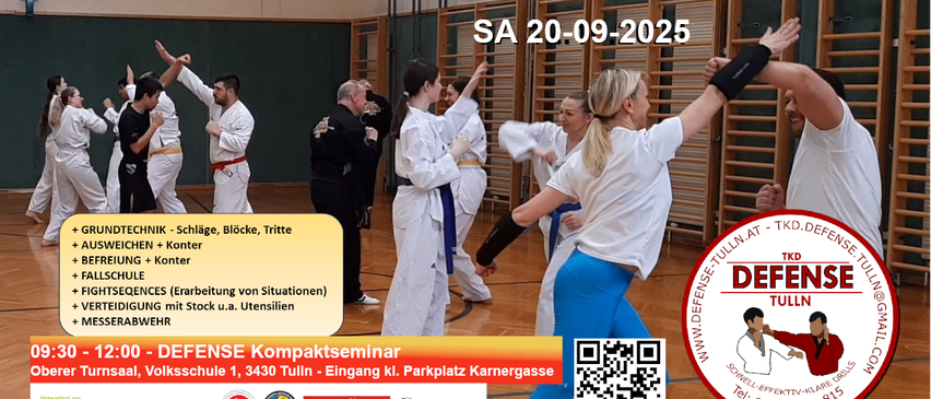In einer Turnhalle ist ein Kampfsporttraining zu sehen. Die Teilnehmer üben Techniken zu zweit. Unten ist ein QR-Code zu sehen.