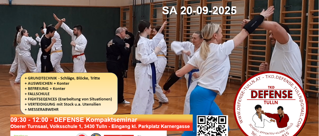 In einer Turnhalle ist ein Kampfsporttraining zu sehen. Die Teilnehmer üben Techniken zu zweit. Unten ist ein QR-Code zu sehen.