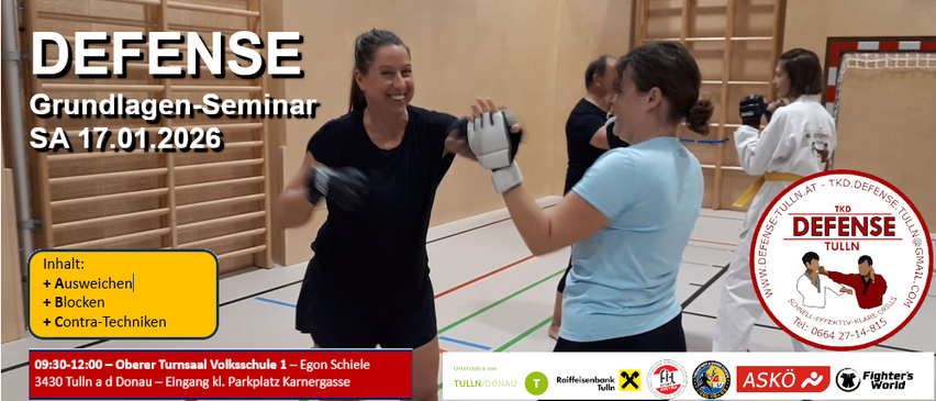Eine Frau in einem schwarzen Shirt und schwarzen Shorts übt Karate in einem Fitnessstudio. Eine andere Frau in einem blauen Shirt hält ihre Hände. Hinter ihnen beobachtet ein Mann in einem schwarzen Shirt sie. Der Hintergrund zeigt Holzregale und eine gelbe Linie auf dem Boden.