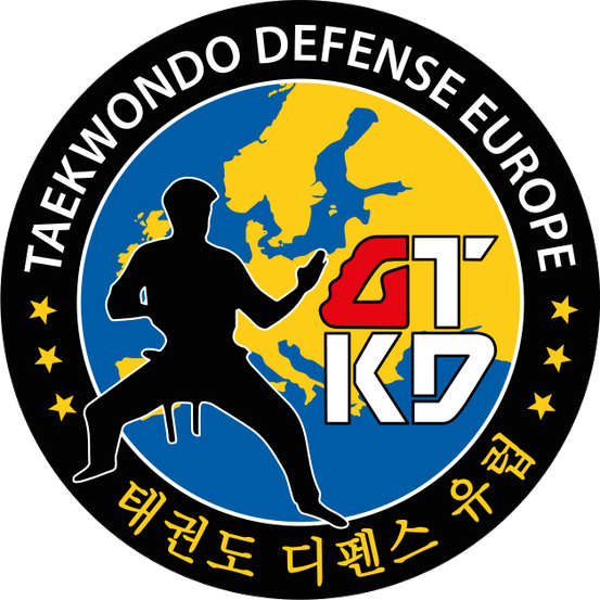 Logo für Taekwondo Defense Europe mit einer Silhouette eines Kampfkünstlers in Kampfhaltung über einer Karte Europas. Das Logo enthält den Text 'Taekwondo Defense Europe' und 'GT KTD' in Rot und Weiß.