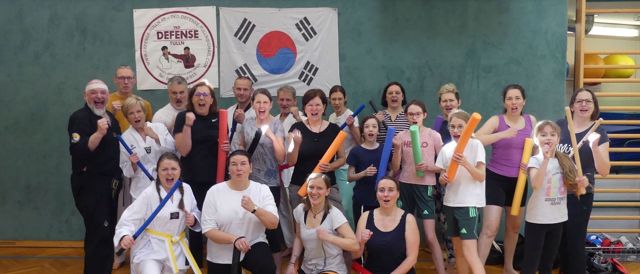 Bild enthält, Floor, Flooring, Baton, Groupshot, Person, People, Basketball (Ball), Wood, Mace Club, Child