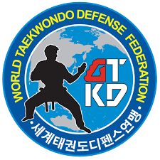 Das Logo der World Taekwondo Defense Federation zeigt eine Person in einer Karate-Haltung mit einem Globus im Hintergrund, mit dem Text 'WORLD TAEKWONDO DEFENSE FEDERATION' und 'WTDF' in Koreanisch und Englisch.